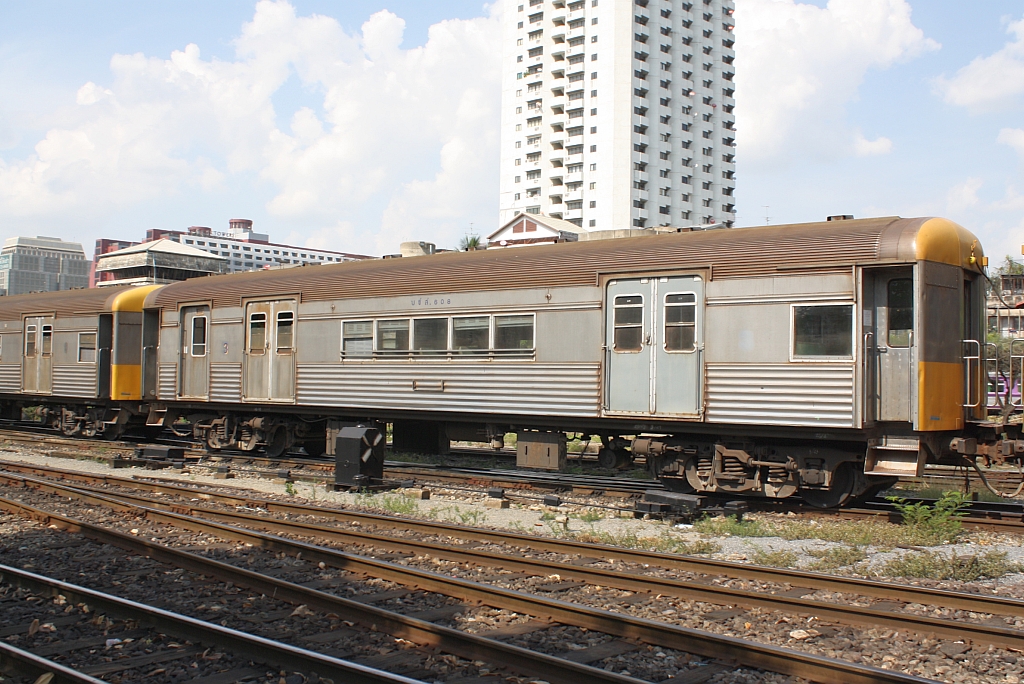 บชส. 608 (บชส = BTC/Bogie Third Class Carriage) am 14.Mai 2012 im Bf. Hua Lamphong. 

