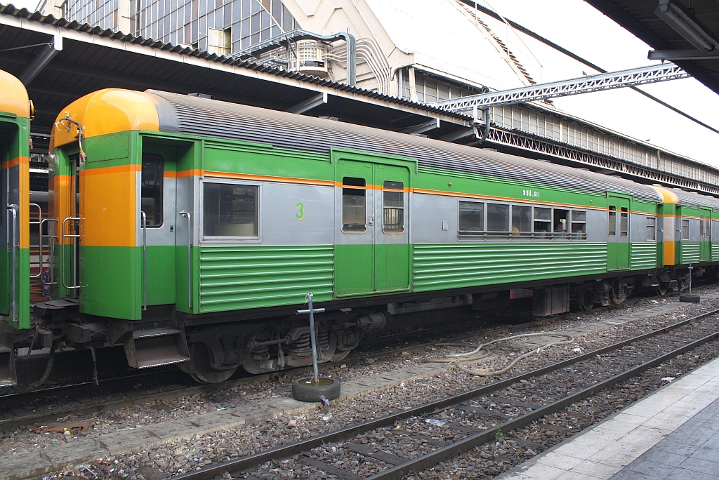 บชส. 611 (บชส = BTC/Bogie Third Class Carriage) am 08.Juni 2012 im Bf. Hua Lamphong. 

