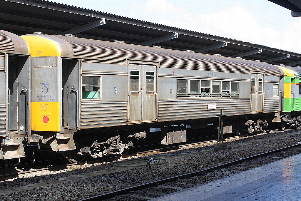 บชส. 612 (บชส = BTC/Bogie Third Class Carriage) am 29.Oktober 2011 auf Gleis 6 des Bf. Hua Lamphong. 
