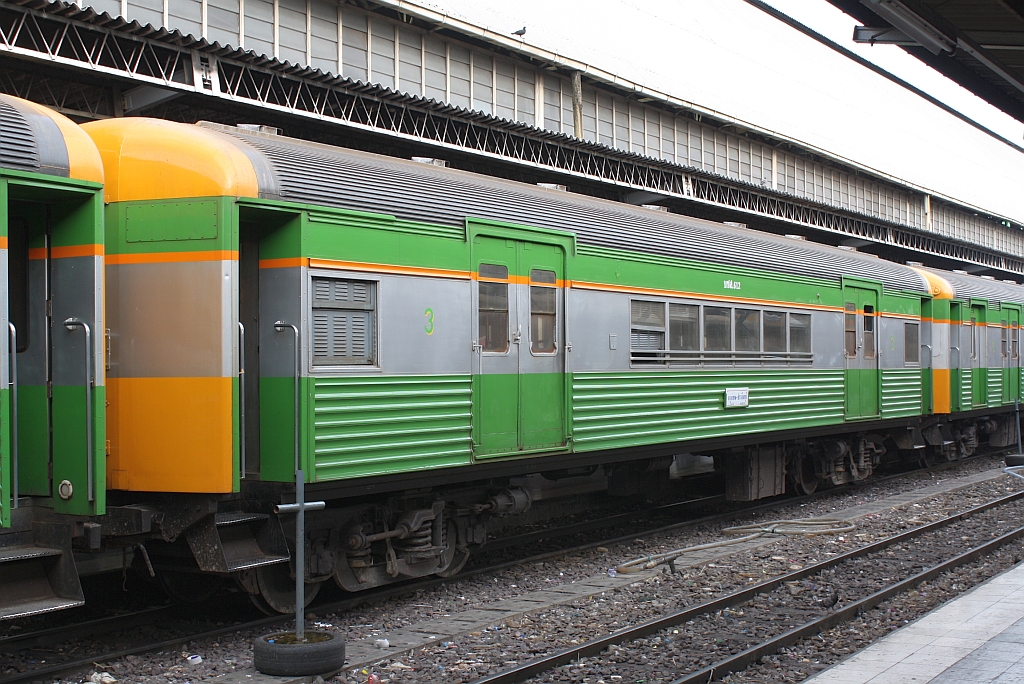 บชส. 612 (บชส = BTC/Bogie Third Class Carriage) am 08.Juni 2012 im Bf. Hua Lamphong. 

