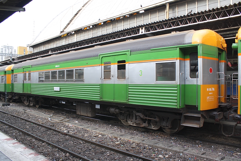 บชส. 612 (บชส = BTC/Bogie Third Class Carriage) am 08.Juni 2012 im Bf. Hua Lamphong. 

