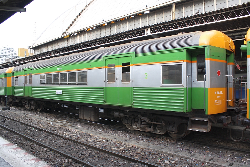 บชส. 612 (บชส = BTC/Bogie Third Class Carriage) am 08.Juni 2012 im Bf. Hua Lamphong. 

