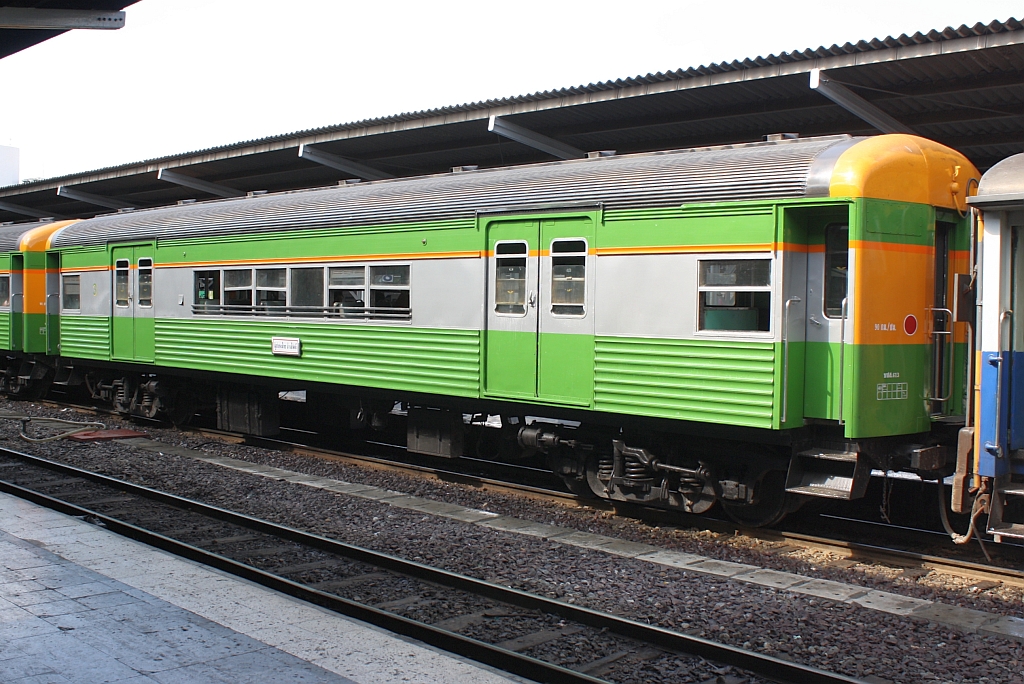 บชส. 613 (บชส = BTC/Bogie Third Class Carriage) im neuen Design am 29.Oktober 2011 auf Gleis 6 des Bf. Hua Lamphong.