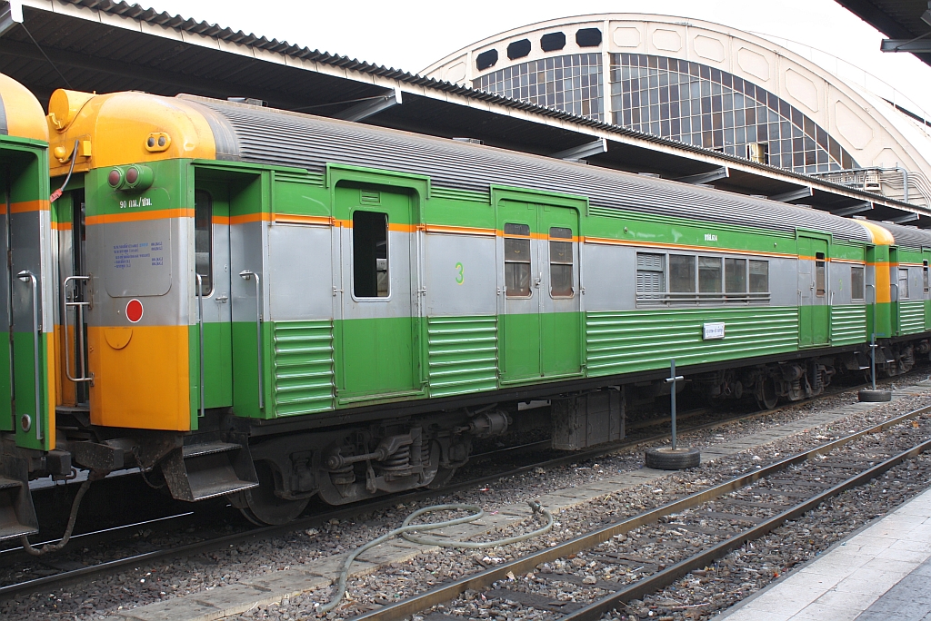 บชส. 614 (บชส = BTC/Bogie Third Class Carriage) am 08.Juni 2012 im Bf. Hua Lamphong. 

