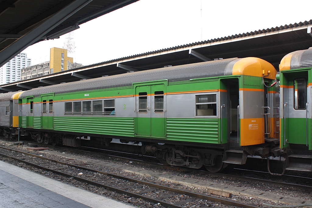 บชส. 615 (บชส = BTC/Bogie Third Class Carriage) am 08.Juni 2012 im Bf. Hua Lamphong. 

