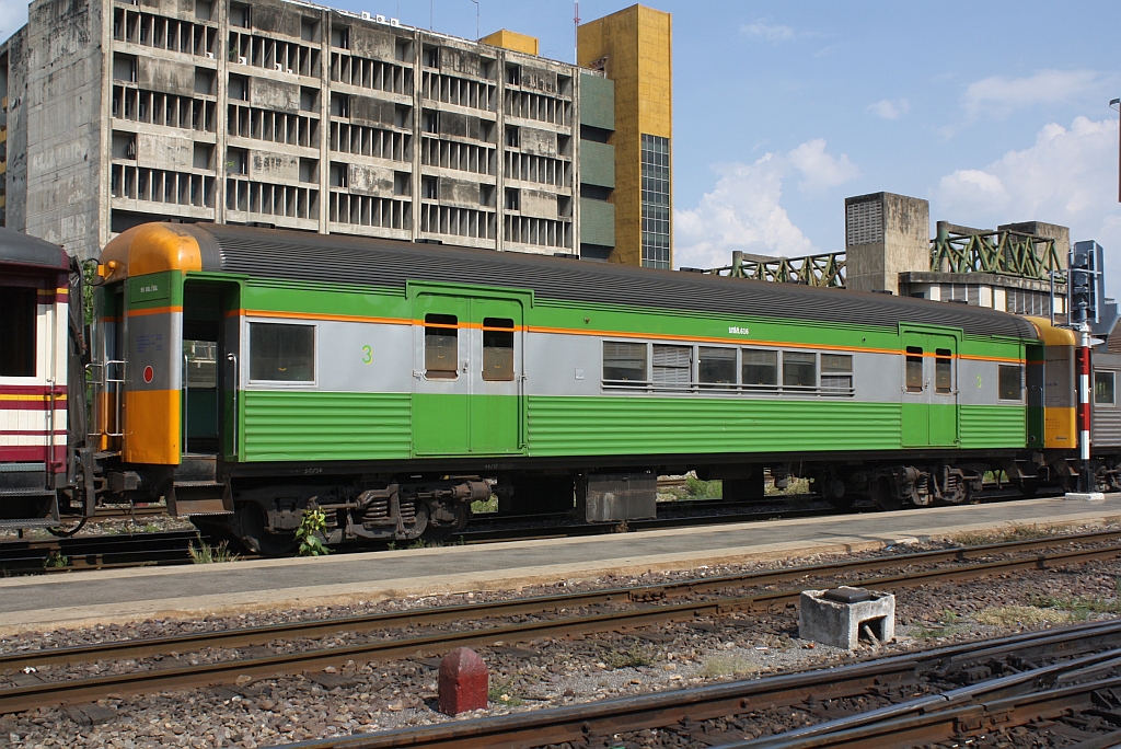 บชส. 616 (บชส = BTC/Bogie Third Class Carriage) am 14.Mai 2012 im Bf. Hua Lamphong. 

