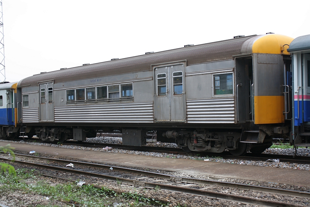 บชส. 617 (บชส = BTC/Bogie Third Class Carriage) am 16.Mrz 2011 im Bf. Hua Lamphong. Die Wagen บชส. 601-621 wurden 1995 von der australischen Queensland Railway erworben.