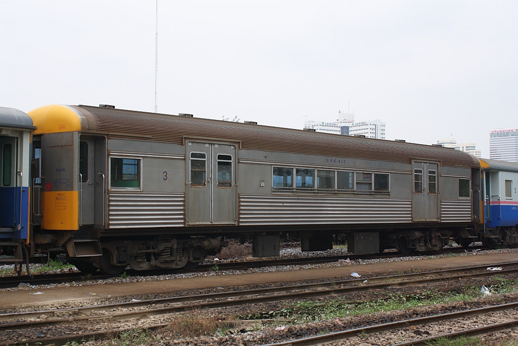 บชส. 617 (บชส = BTC/Bogie Third Class Carriage) am 16.M�rz 2011 im Bf. Hua Lamphong. Die Wagen บชส. 601-621 wurden 1995 von der australischen Queensland Railway erworben.

