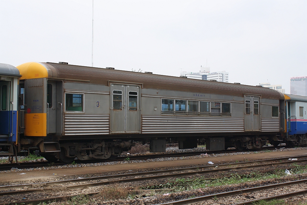 บชส. 617 (บชส = BTC/Bogie Third Class Carriage) am 16.Mrz 2011 im Bf. Hua Lamphong. Die Wagen บชส. 601-621 wurden 1995 von der australischen Queensland Railway erworben.

