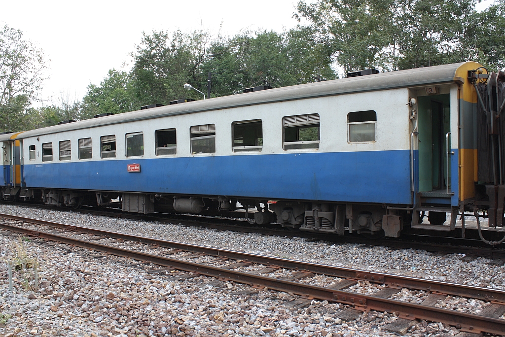 บชส.1017 (บชส. =BTC./Bogie Third Class Carriage) eingereiht EXP 51 am 10.Jänner 2011 im Bf. Mae Tha.