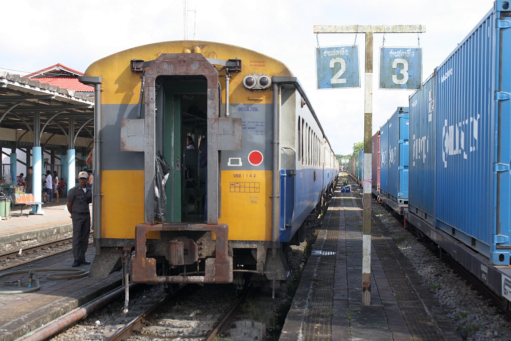 บชส.1142 (บชส. =BTC./Bogie Third Class Carriage) am 25.August 2011 im Bf. Thung Song Junction.

