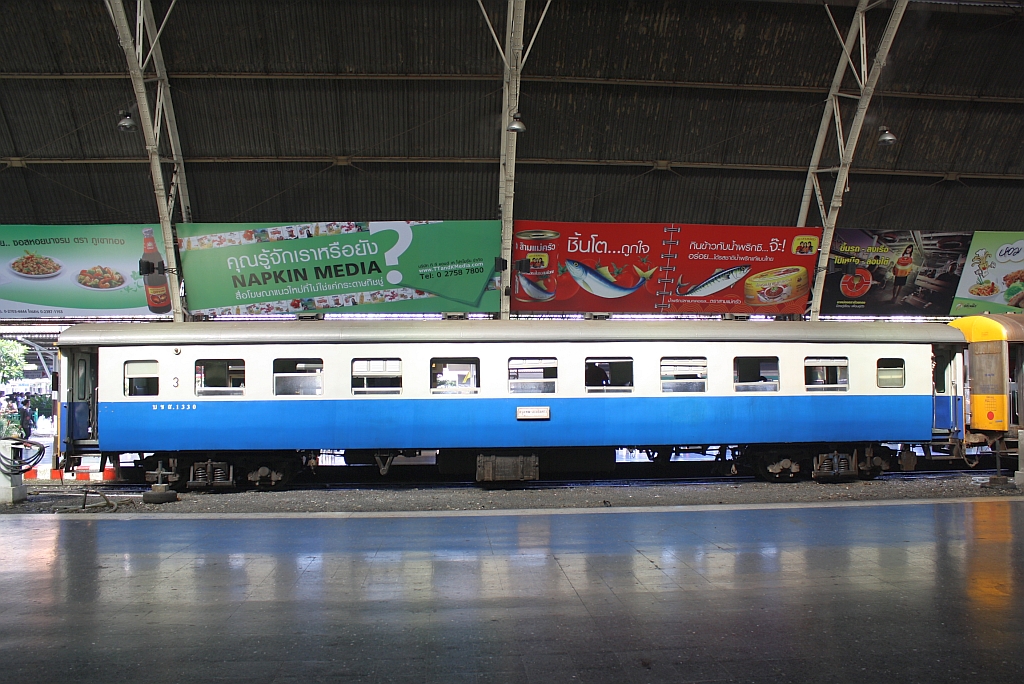 บชส.1330 (บชส. =BTC./Bogie Third Class Carriage) am 29.Oktober 2011 im Bf. Hua Lamphong.