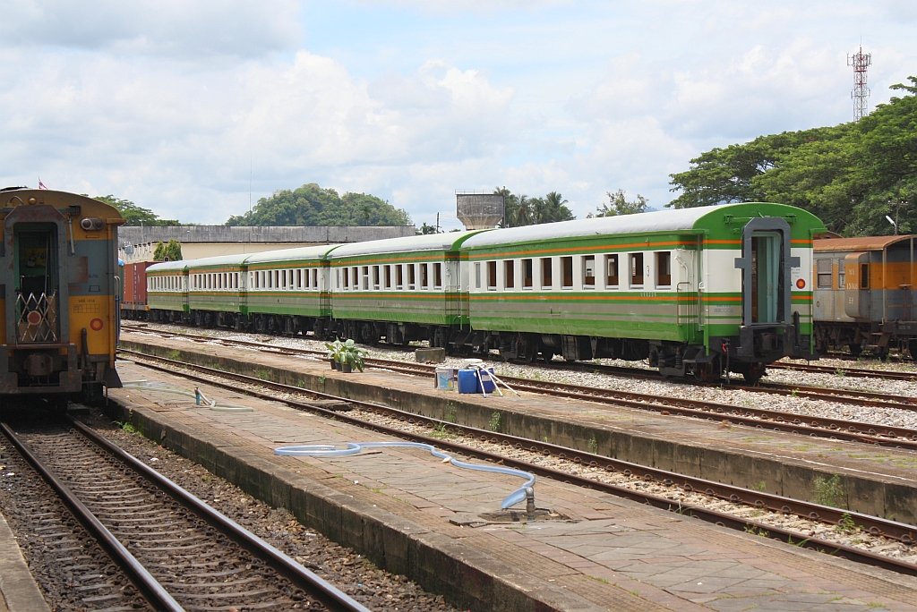 บชส.205 und 4 weitere บชส. (บชส. =BTC./Bogie Third Class Carriage) in einer weitere Design-Variante am 24.August 2011 im Bf. Thung Song Junction.