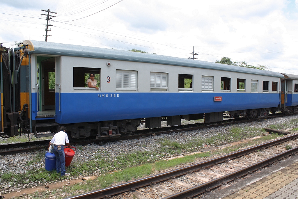 บชส.268 (บชส. =BTC./Bogie Third Class Carriage) eingereiht im ORD 445 am 24.August 2011 im Bf. Khlong Chang.