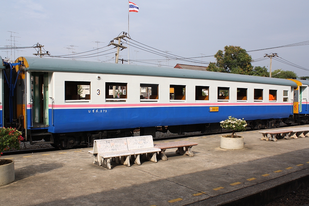 บชส.273 (บชส. = BTC./Bogie Third Class Carriage) am 06.Dezember 2010 im Bf. Nakhon Pathom während der Wendepause von SZ9001 auf SZ9002.

