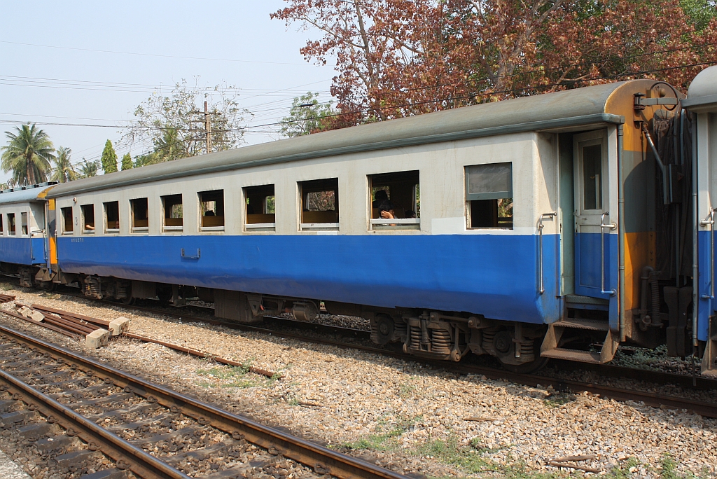 บชส.275 (บชส. =BTC./Bogie Third Class Carriage) eingereiht ORD 257 am 13.März 2011 im Bf. Khlong Bang Tan.