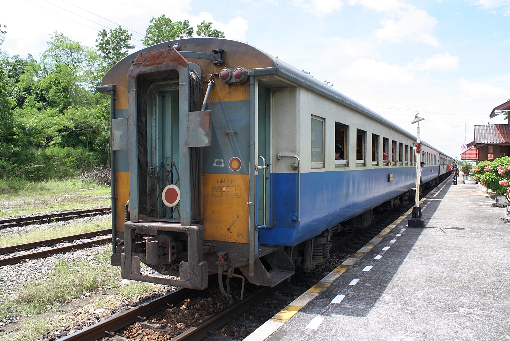 บชส.278 (บชส. =BTC./Bogie Third Class Carriage) als letzter Wagen des ORD 445 am 24.August 2011 im Bf. Phru Phi.