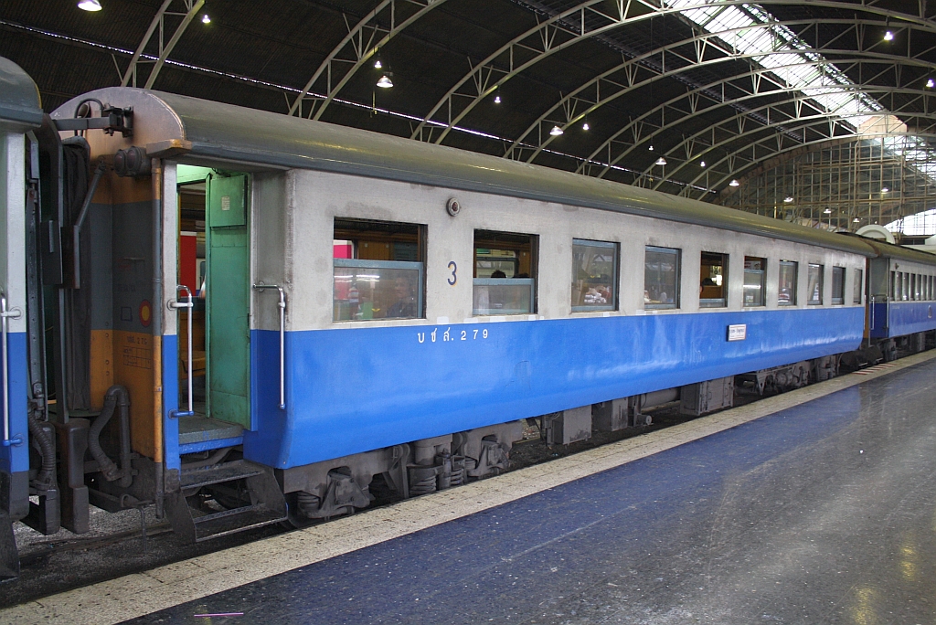 บชส.279 (บชส. =BTC./Bogie Third Class Carriage) eingereiht im ORD 283 am 17.März 2011 im Bf. Hua Lamphong.