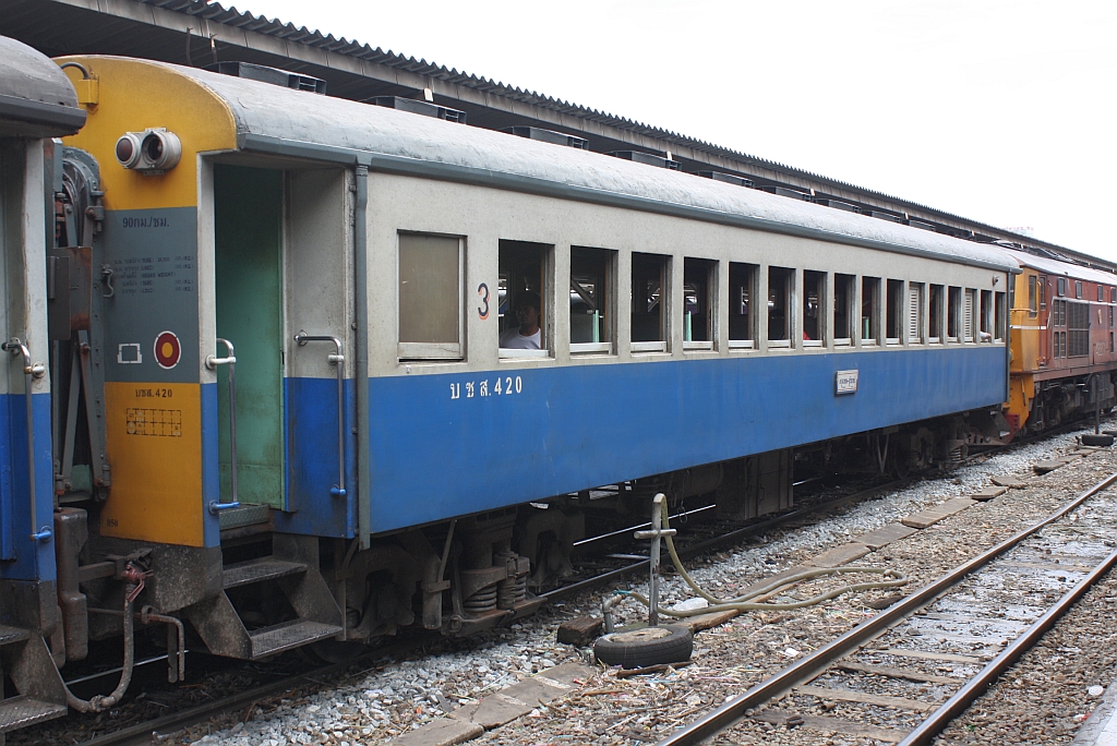 บชส.420 (บชส. =BTC./Bogie Third Class Carriage) eingereiht im ORD 233 nach Surin am 11.Juni 2011 im Bf. Hua Lamphong. 

