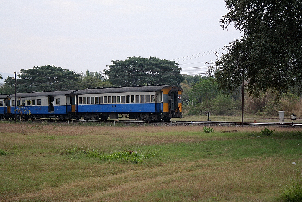 บชส.492 (บชส. =BTC./Bogie Third Class Carriage) am Schluss des ausfahrenden RAP 112 nach Bangkok am 10.Jänner 2011 im Bf. Den Chai.