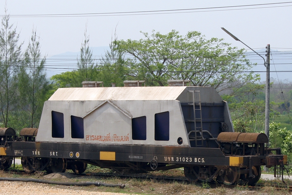 บ.ซ.ท.31023 (บ.ซ.ท. =B.C.S./Bogie Cement Hopper Wagon) im Bf. Mae Mo am 15.März 2012. - Die Wagen der Reihe B.C.S.31001-31095 wurden von den SRT 1974 im Makkasan Workshop hergestellt. 

