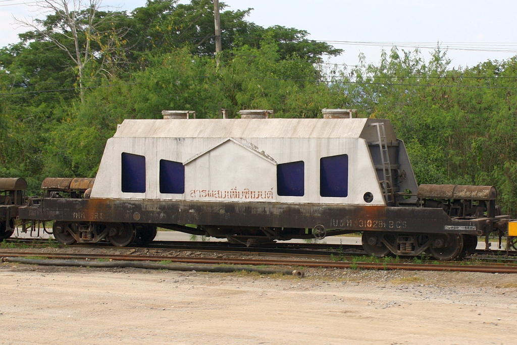 บ.ซ.ท.31028 (=B.C.S./Bogie Cement Hopper Wagon) am 08.Jänner 2011 beim Bf. Mae Mo.