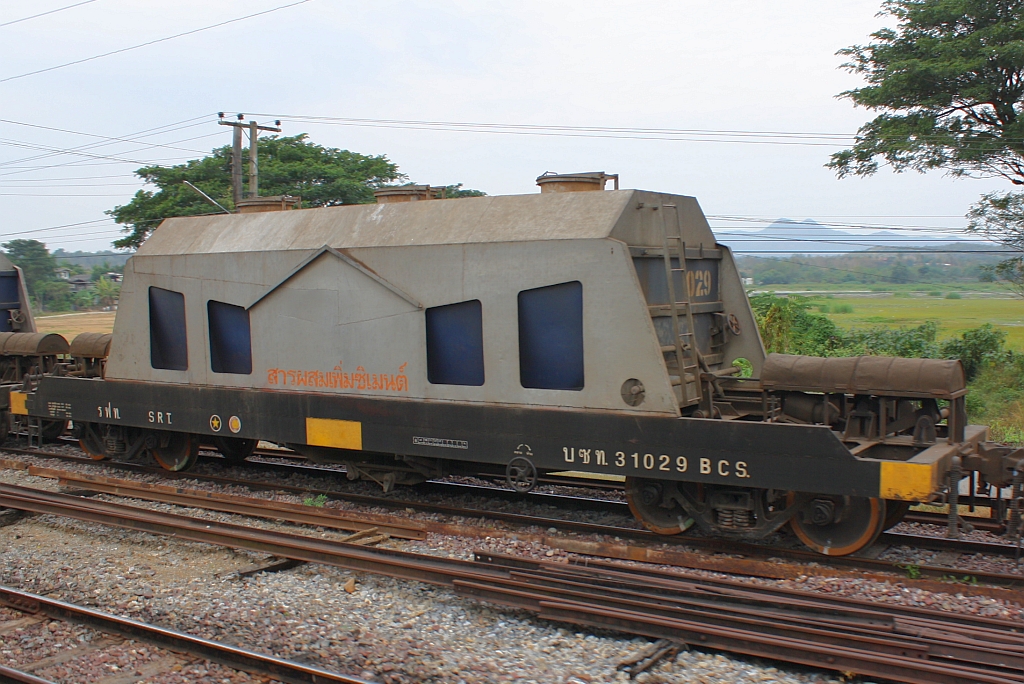 บ.ซ.ท.31029 (บ.ซ.ท. =B.C.S./Bogie Cement Hopper Wagon) im Bf. Mae Mo am 10.Jänner 2011. - Die Wagen der Reihe B.C.S.31001-31095 wurden von den SRT 1974 im Makkasan Workshop hergestellt.
