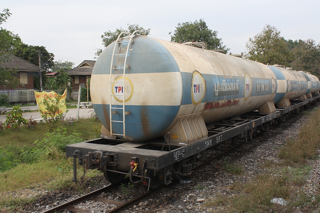 บ.ซ.ล.442020 (บ.ซ.ล. =B.C.P./Bogie Cement Pressure Discharge Wagon) mit weiteren B.C.P.'s am 10.Jänner 2011 in der Nakhon Lampang Station.