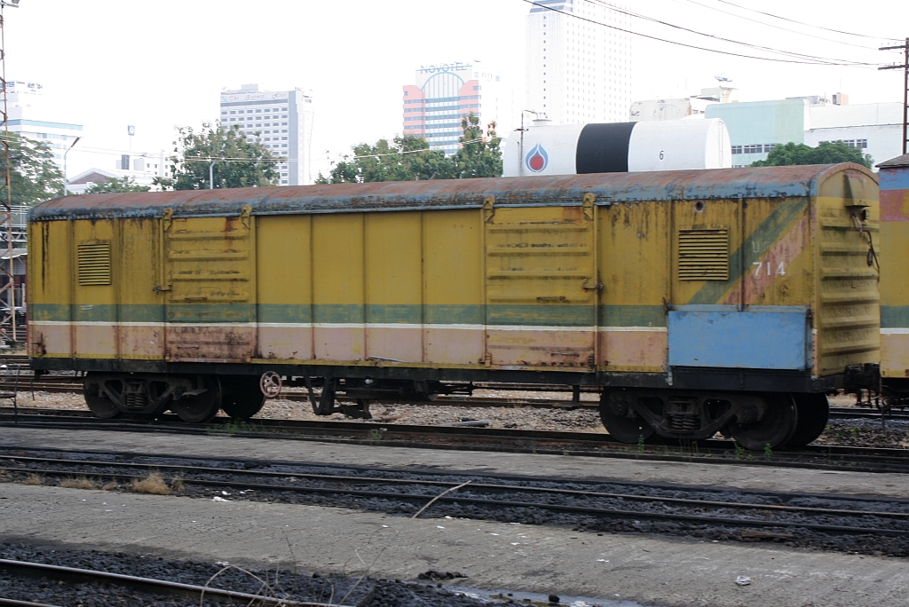 บ.ต.ญ. 714 (บ.ต.ญ.=B.C.G./Bogie Covered Goods Wagon) des Hilfszuges des Depot Hat Yai am 28.Oktober 2010.