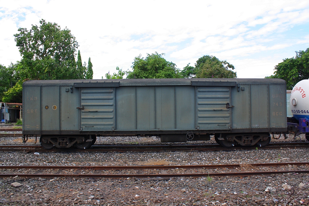 บ.ต.ญ. 749 (บ.ต.ญ.=B.C.G./Bogie Covered Goods Wagon) am 16.Juni 2011 im Bf. Nakhon Ratchasima.