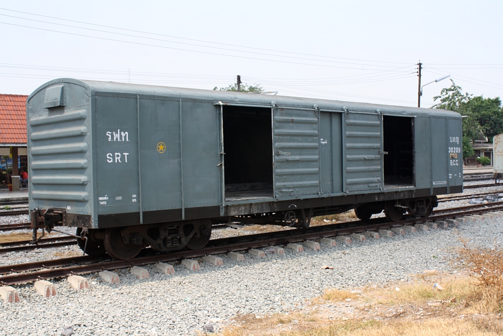 บ.ต.ญ.30209 (บ.ต.ญ.=B.C.G./Bogie Covered Goods Wagon) am 13.März 2012 im Bf. Lopburi.
