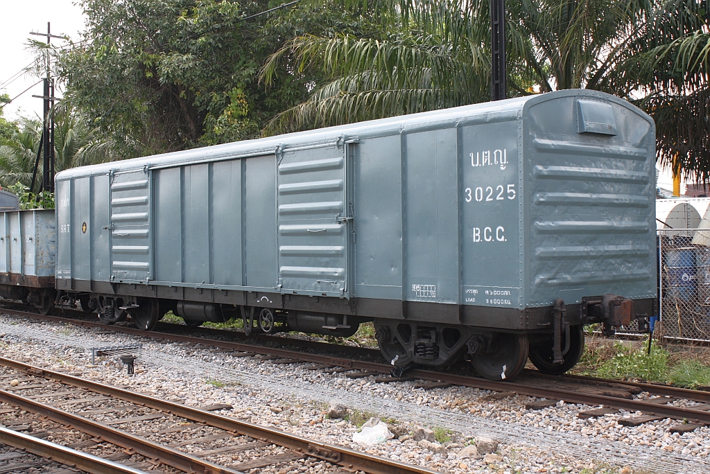 บ.ต.ญ.30225 (บ.ต.ญ.=B.C.G./Bogie Covered Goods Wagon) am 19.Mai 2012 im Bf. Thon Buri.

