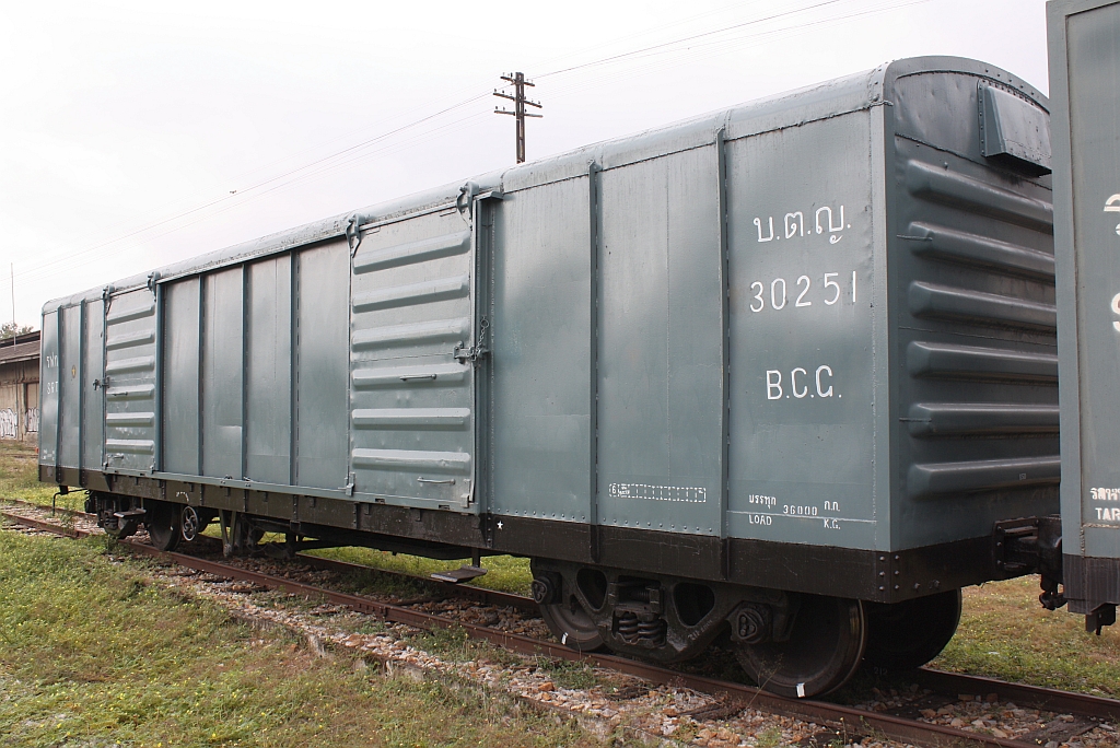 บ.ต.ญ.30251 (บ.ต.ญ.=B.C.G./Bogie Covered Goods Wagon) am 11.Jänner 2011 im Bf. Chiang Mai.
