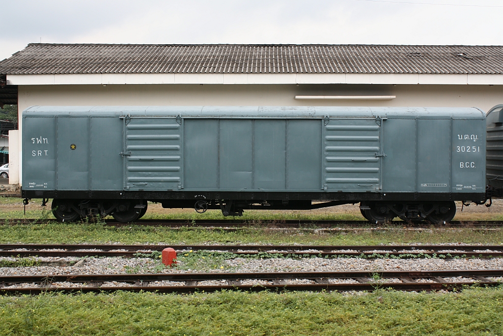 บ.ต.ญ.30251 (บ.ต.ญ.=B.C.G./Bogie Covered Goods Wagon) am 11.Jänner 2011 im Bf. Chiang Mai.