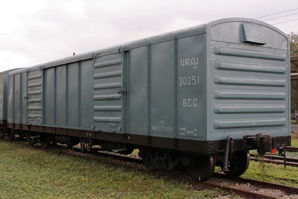 บ.ต.ญ.30251 (บ.ต.ญ.=B.C.G./Bogie Covered Goods Wagon) am 11.Jänner 2011 im Bf. Chiang Mai.