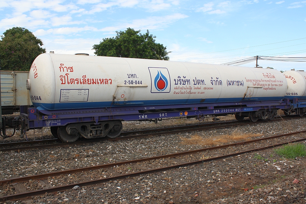 บทก. 2-50-011  (บทก.= BGT./Bogie Gas Tank Wagon, Hyundai - Korea, Bauj. 1996) am 16.Juni 2011 im Bf. Nakhon Ratchasima.