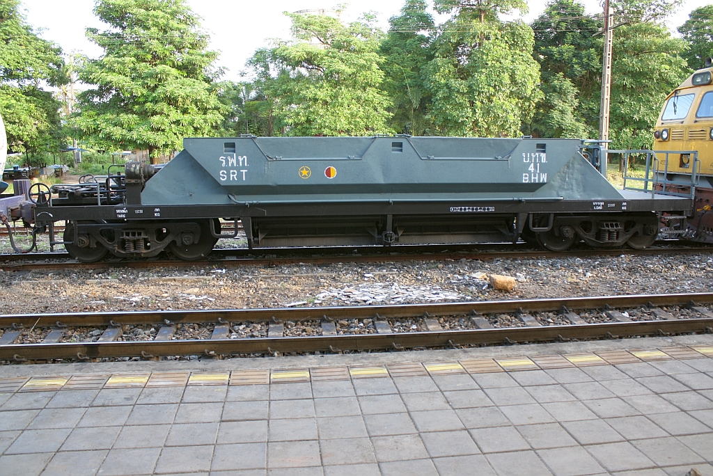 บ.ท.ข. 41 (บ.ท.ข. =B.H.W./Bogie Hopper Wagon, Talbot - Aachen, Bauj. 1975, Fabr.Nr. 197855) eingesetzt als Schutzwagen bei einem Gaskesselzug am 13.Juni 2011 im Pak Chong.