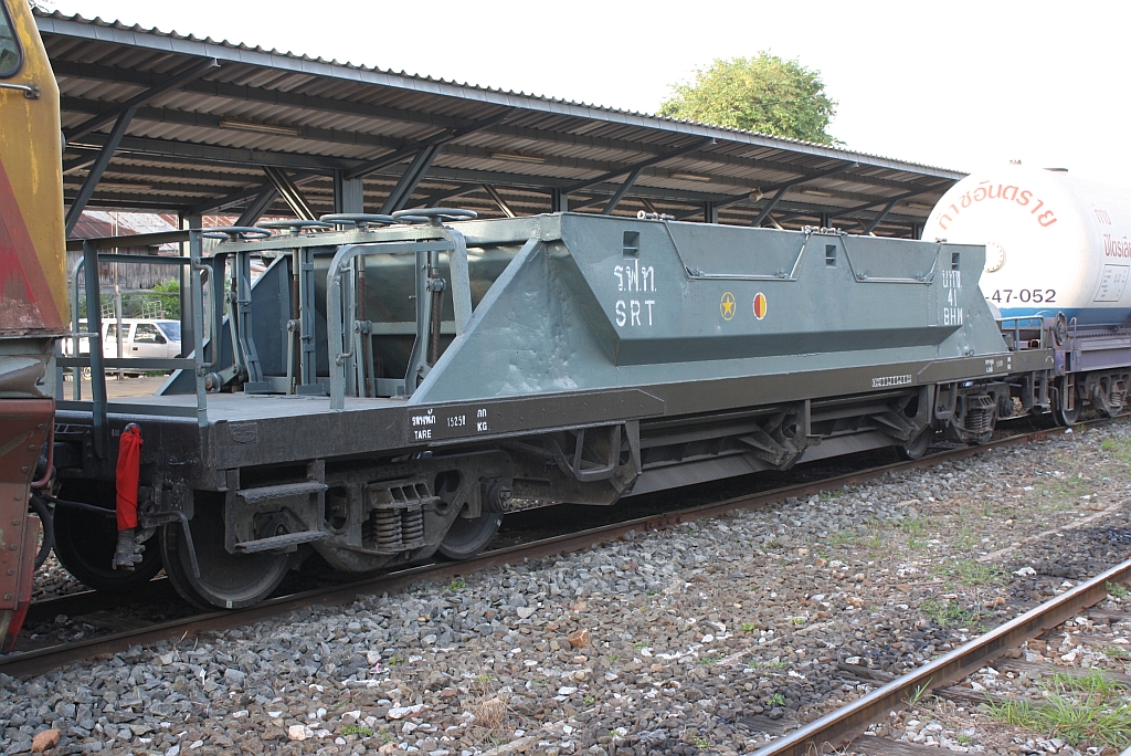 บ.ท.ข. 41 (บ.ท.ข. =B.H.W./Bogie Hopper Wagon, Talbot - Aachen, Bauj. 1975, Fabr.Nr. 197855) eingesetzt als Schutzwagen bei einem Gaskesselzug am 13.Juni 2011 im Pak Chong.