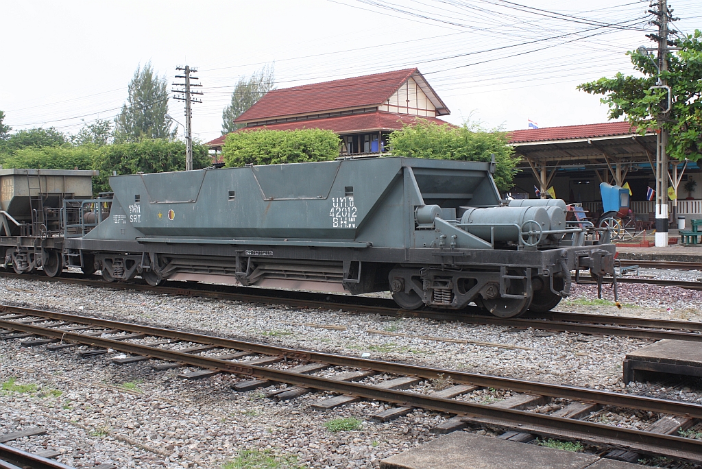 บ.ท.ข. 42012 (บ.ท.ข. =B.H.W./Bogie Hopper Wagon, Talbot - Aachen, Bauj. 1989) am 25.Oktober 2011 im Bf. Nakhon Lampang.