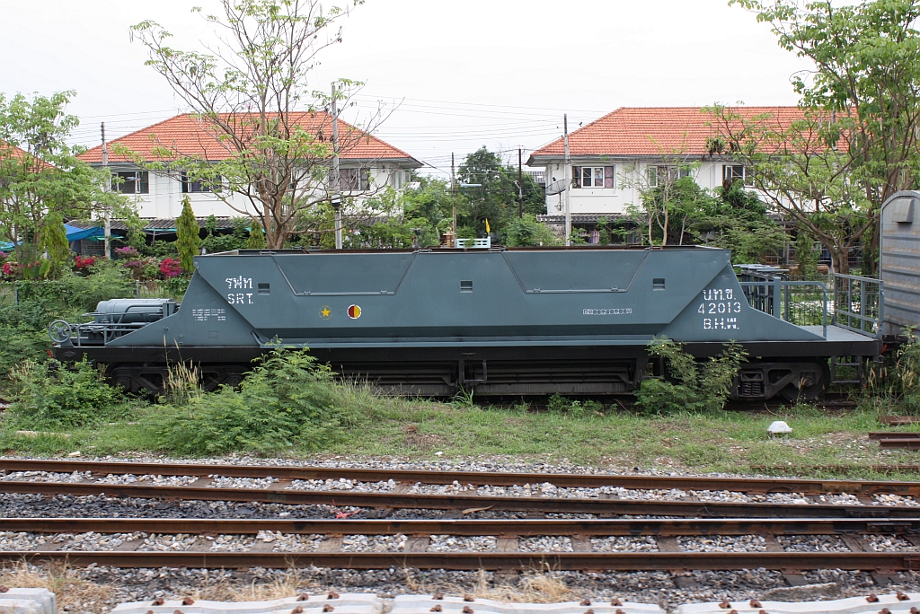 บ.ท.ข. 42013 (บ.ท.ข. =B.H.W./Bogie Hopper Wagon) am 17.März 2011 im Bf. Chachoengsao Junction. Die Wagen der Gattung BHW.42001-42024 wurden 1989 von Talbot in Deutschland gebaut.