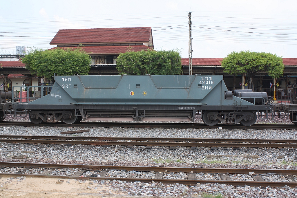 บ.ท.ข. 42019 (บ.ท.ข. =B.H.W./Bogie Hopper Wagon, Talbot - Aachen, Bauj. 1989) am 25.Oktober 2011 im Bf. Nakhon Lampang.