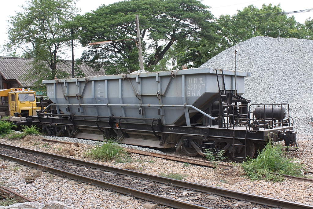 บ.ท.ข. 42037 (บ.ท.ข. =B.H.W./Bogie Hopper Wagon, Nippon Sharyo - Japan, Bauj. 1998) am 24.Juli 2012 auf der Mahachai-Line, etwa 1,5 Km ausserhalb des Bf. Mahachai.

