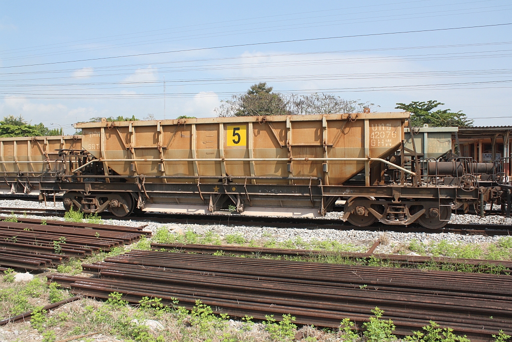 บ.ท.ข. 42076 (บ.ท.ข. =B.H.W./Bogie Hopper Wagon, Nippon Sharyo - Japan, Bauj. 1998) am 04.November 2012 im Bf. Den Chai.