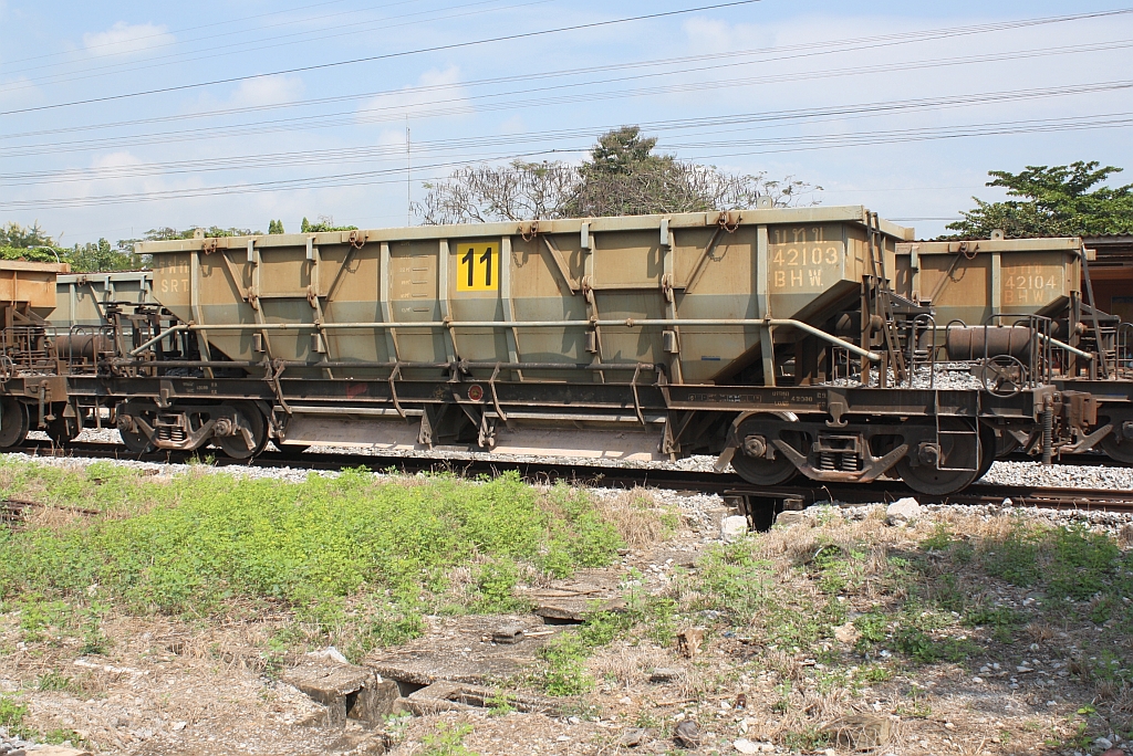 บ.ท.ข. 42076 (บ.ท.ข. =B.H.W./Bogie Hopper Wagon, Nippon Sharyo - Japan, Bauj. 1998) am 04.November 2012 im Bf. Den Chai.
