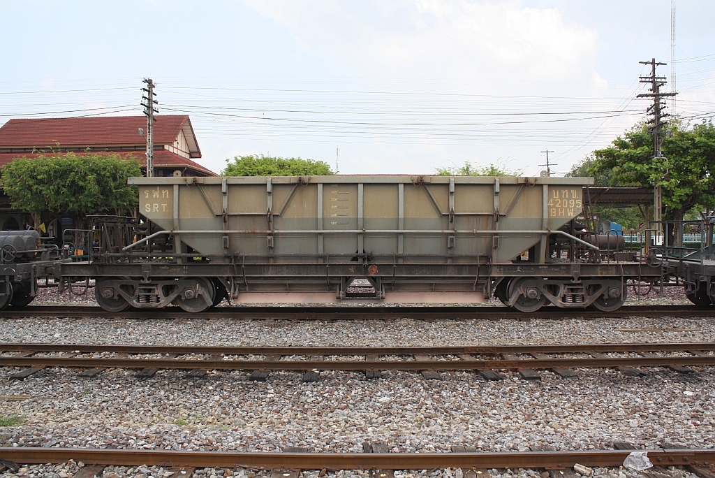 บ.ท.ข. 42095 (บ.ท.ข. =B.H.W./Bogie Hopper Wagon, Nippon Sharyo - Japan, Bauj. 1998) am 25.Oktober 2011 im Bf. Nakhon Lampang.