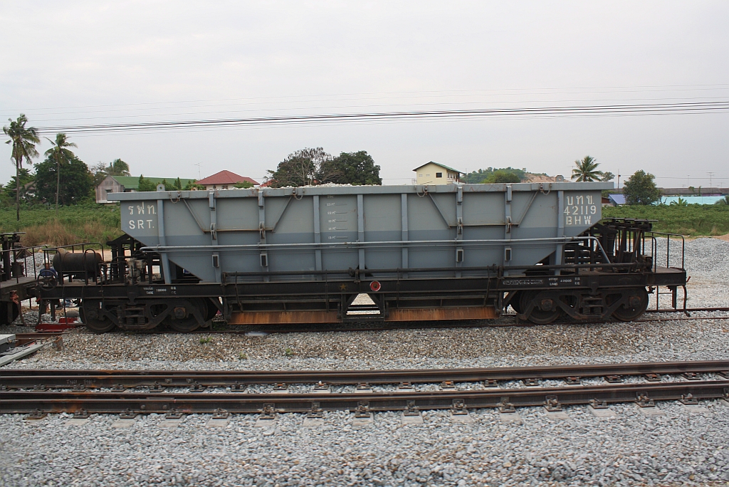 บ.ท.ข. 42119 (บ.ท.ข. =B.H.W./Bogie Hopper Wagon) am 17.März 2011 im Bf. Si Racha Junction. Die Wagen der Gattung BHW.42025-42120 wurden 1998 von Nippon Sharyo in Japan gebaut.