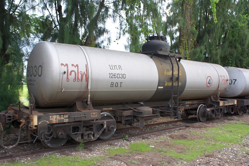 บ.ท.ค.126030 (บ.ท.ค. =B.O.T./Bogie Oil Tank Wagon) am 16.Juni 2011 im Bf. Khon Kaen.