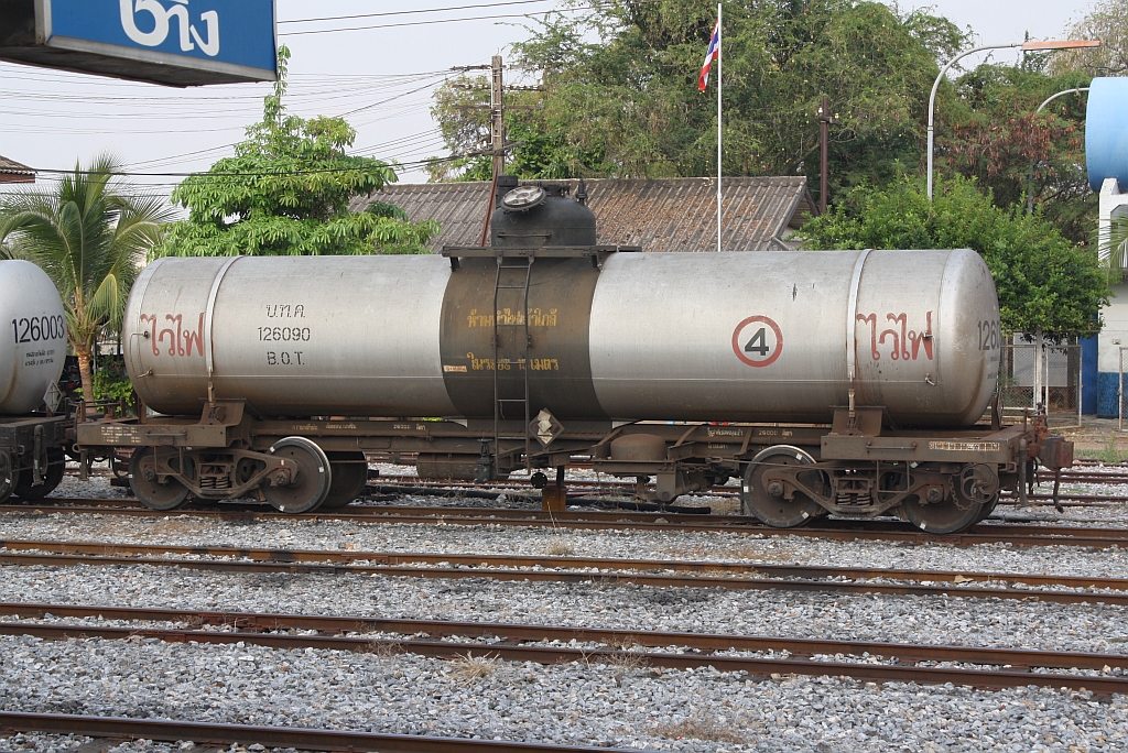 บ.ท.ค.126090 (บ.ท.ค. =B.O.T./Bogie Oil Tank Wagon) am 13.März 2012 im Bf. Nakhon Sawan.

