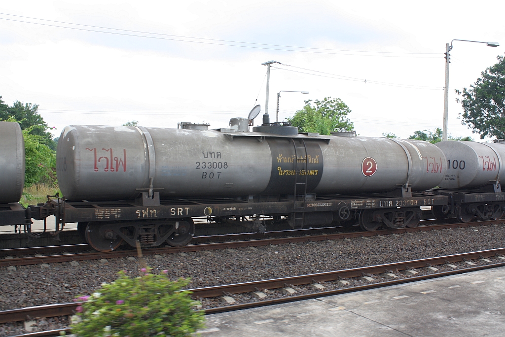 บ.ท.ค.233008 (บ.ท.ค. =B.O.T./Bogie Oil Tank Wagon) am 11.Juni 2011 im Bf. Ban Pok Paek.

