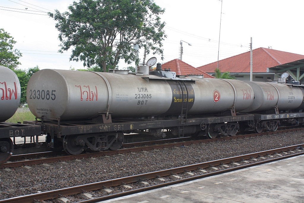 บ.ท.ค.233085 (บ.ท.ค. =B.O.T./Bogie Oil Tank Wagon) am 11.Juni 2011 im Bf. Ban Pok Paek.

